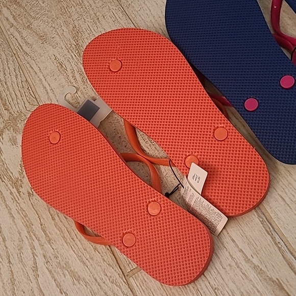 3 Pair of BNWT Flip Flops Two GAP & One Pair of Old Navy in a Size 10. - Picture 6 of 8